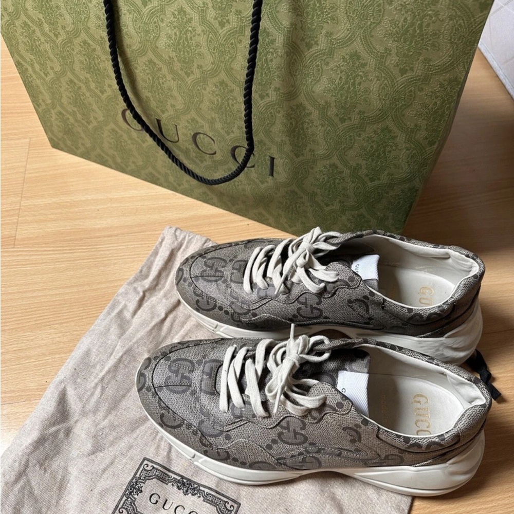$1100 Auth Gucci Mens leather Sneakers